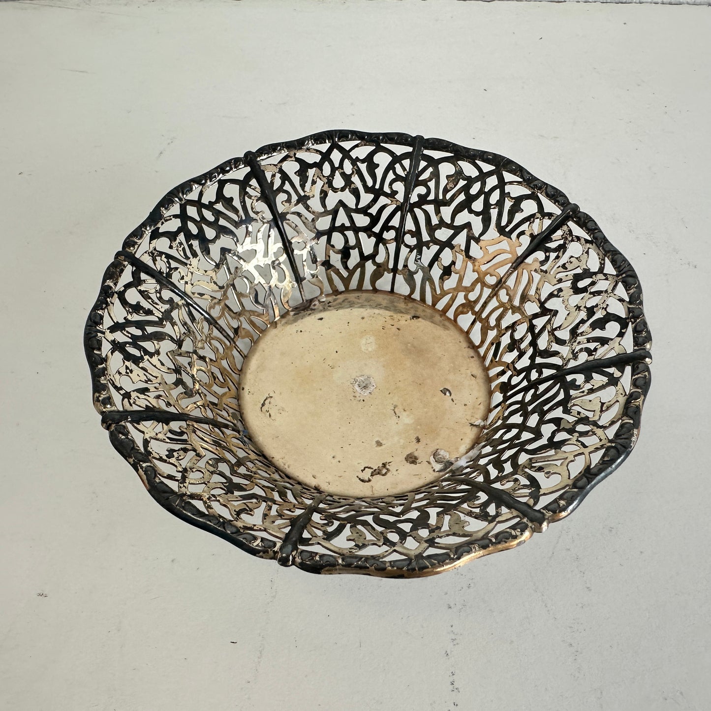 CT021 DISTRESSED PIERCED METAL CANDY DISH