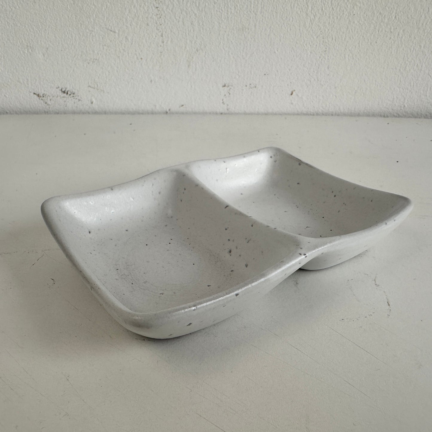 CT023 SPECKLED WHITE CERAMIC CATCHALL