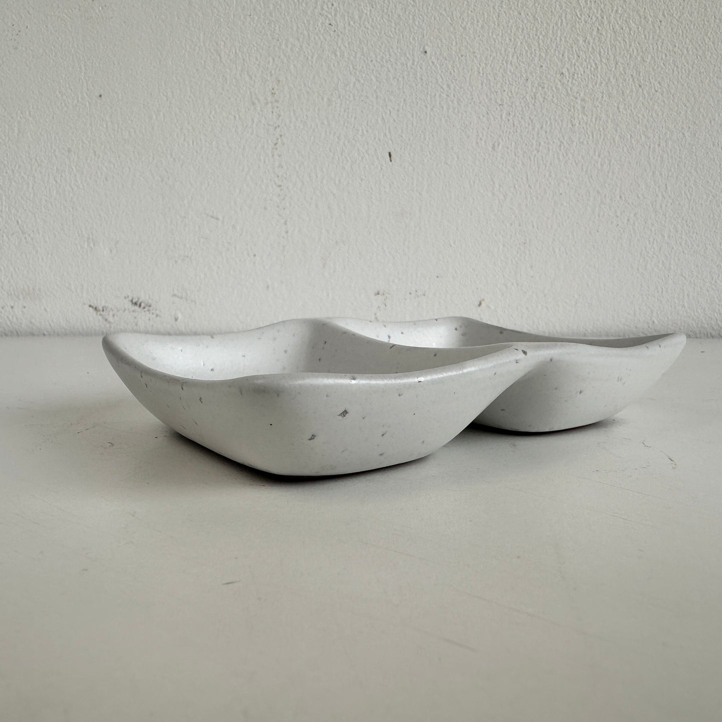 CT023 SPECKLED WHITE CERAMIC CATCHALL