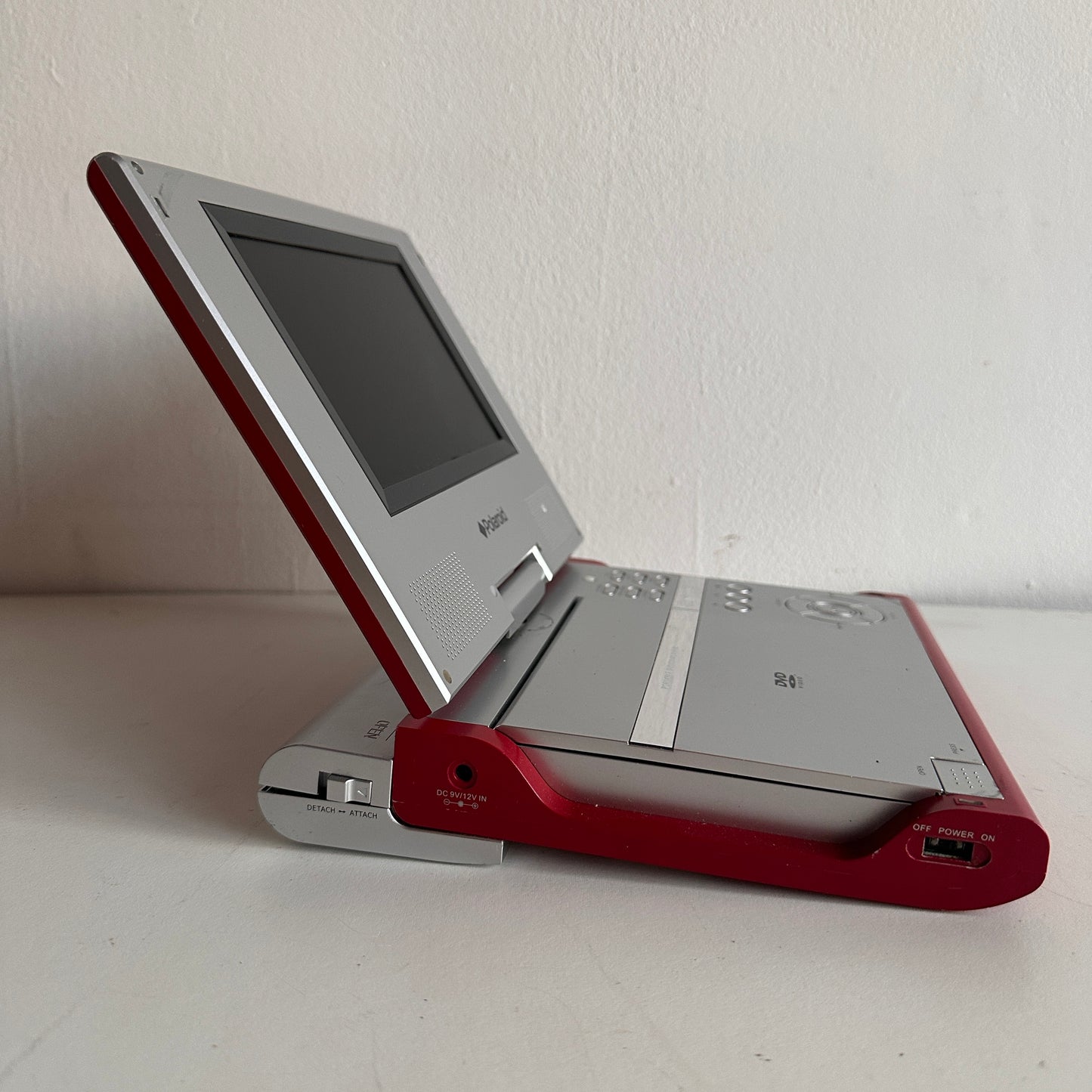 EL010 POLAROID PORTABLE DVD PLAYER