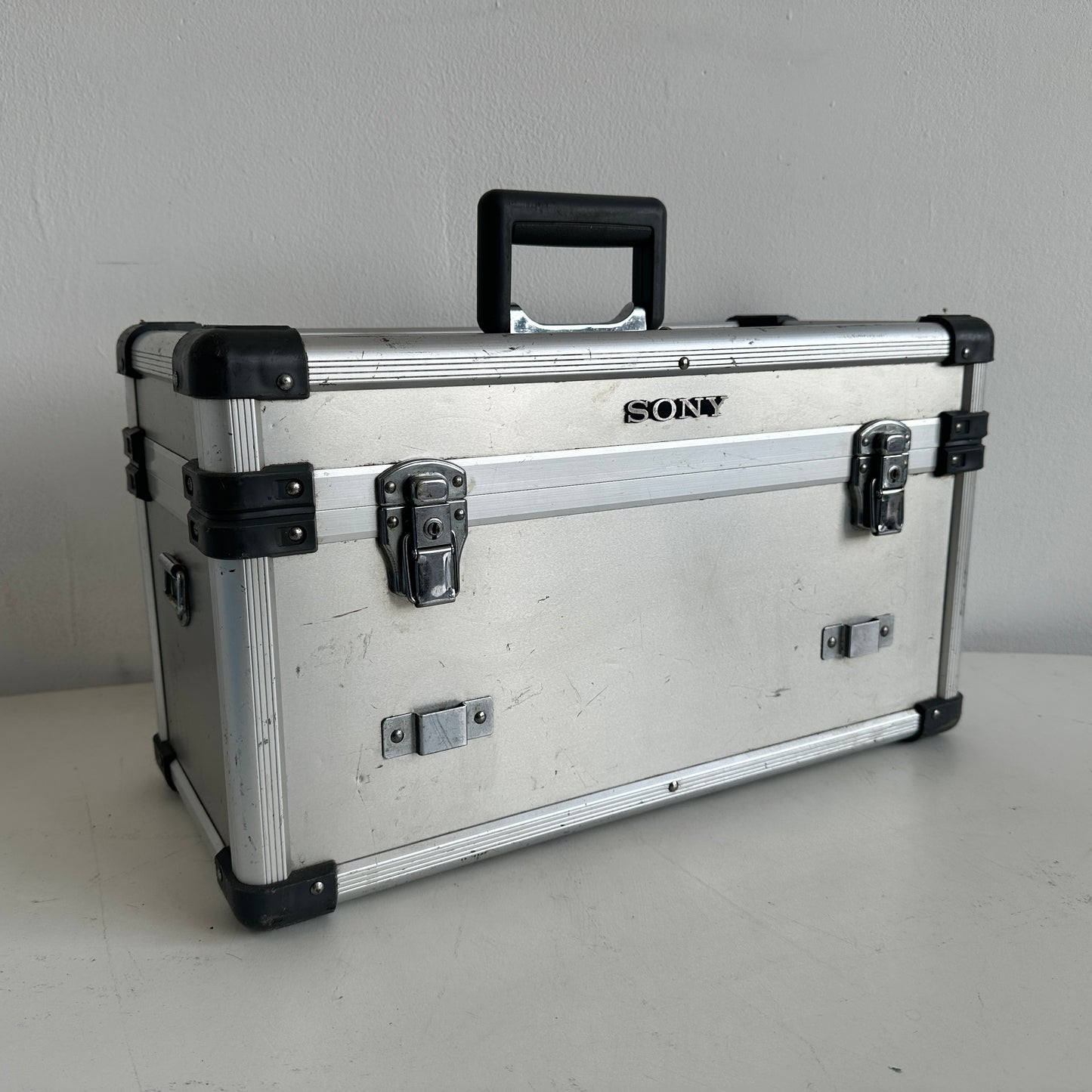 EL046 SONY SILVER HARD CASE