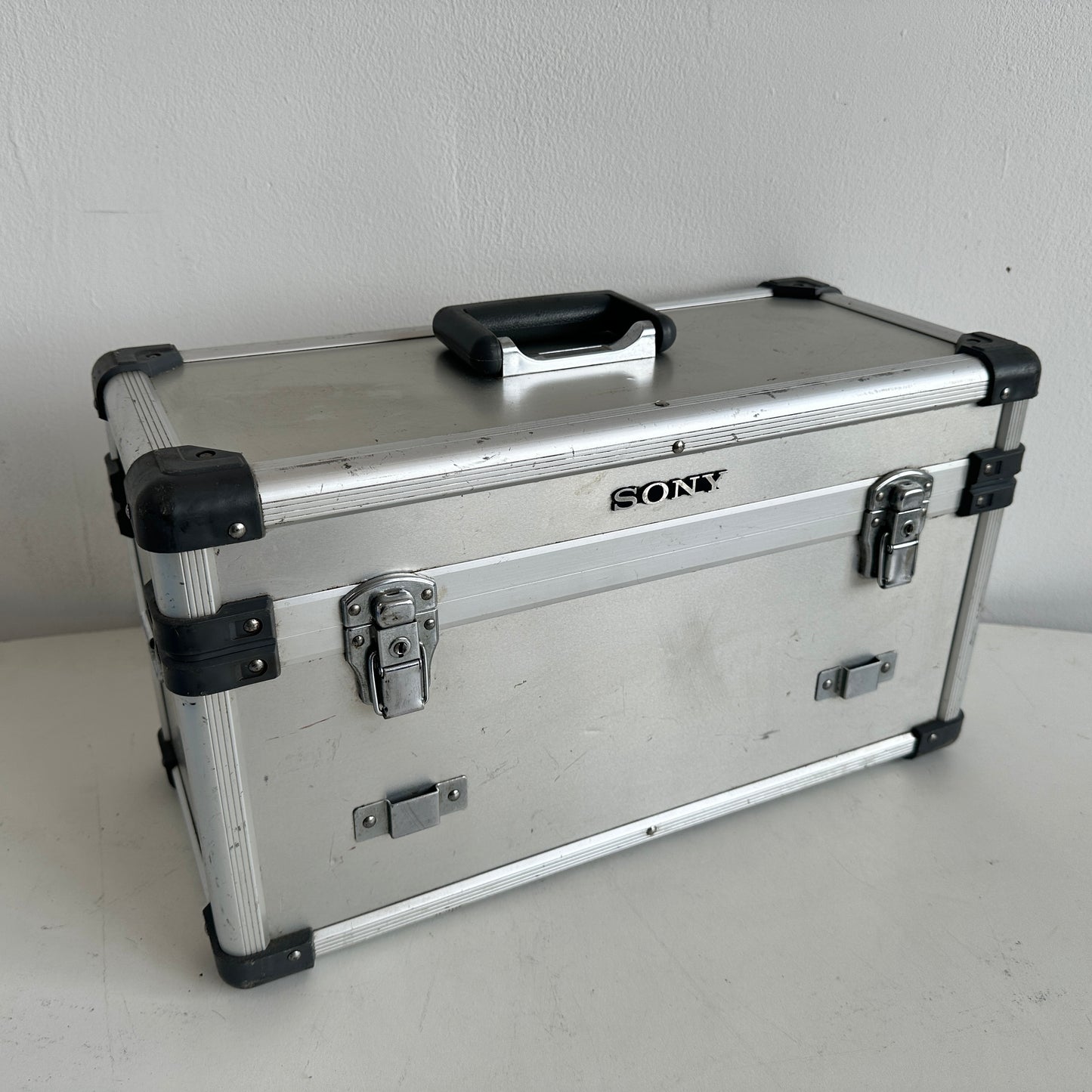 EL046 SONY SILVER HARD CASE