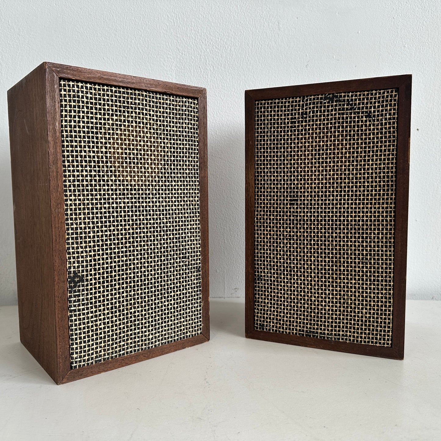 EL047 SET OF TWO WOOD BOOKSHELF SPEAKERS
