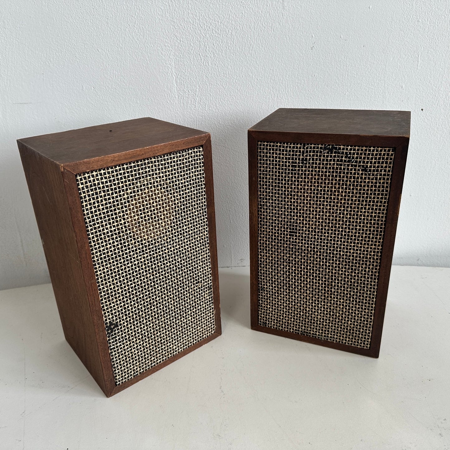 EL047 SET OF TWO WOOD BOOKSHELF SPEAKERS