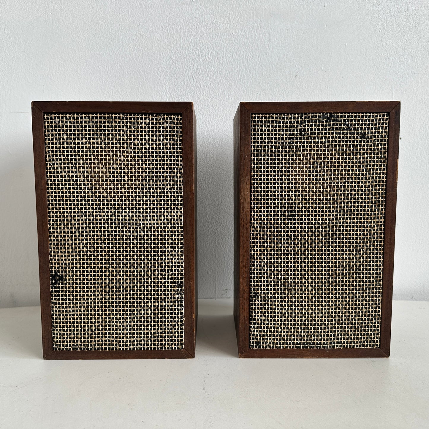 EL047 SET OF TWO WOOD BOOKSHELF SPEAKERS