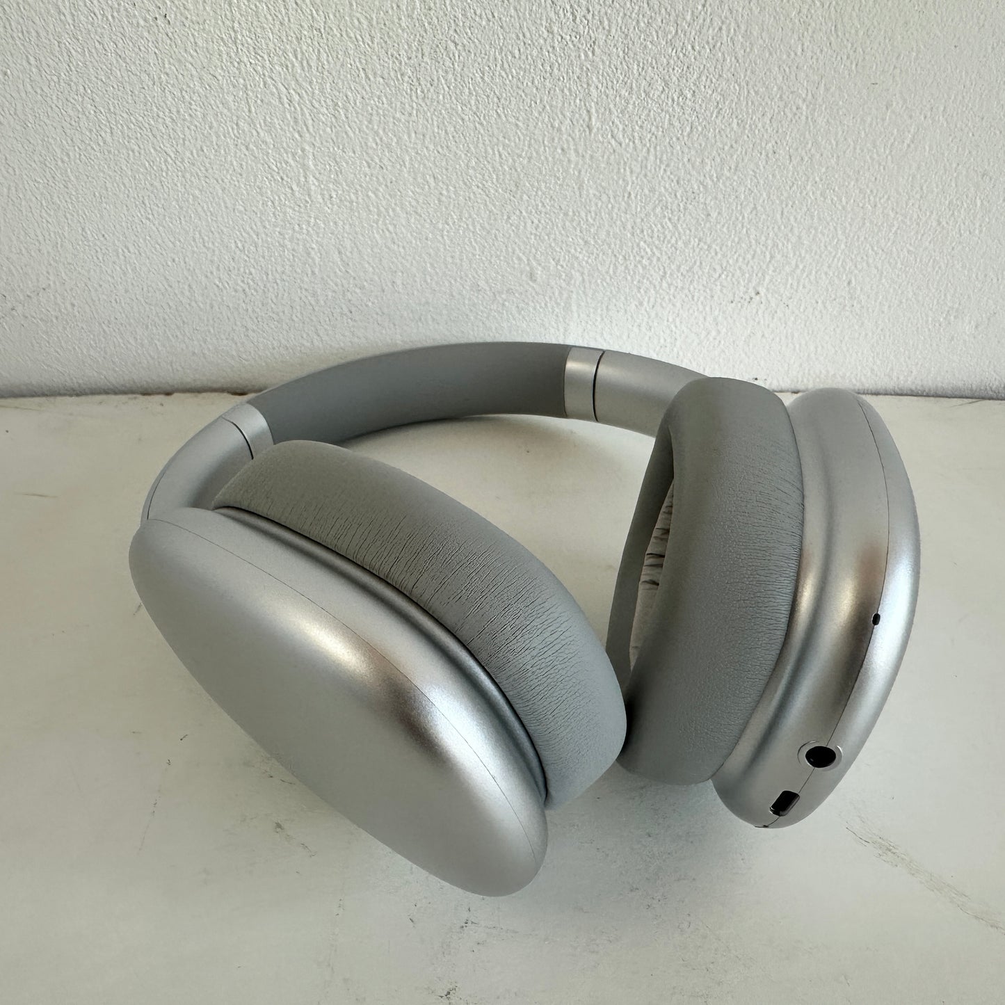 EL049 UNBRANDED SILVER HEADPHONES