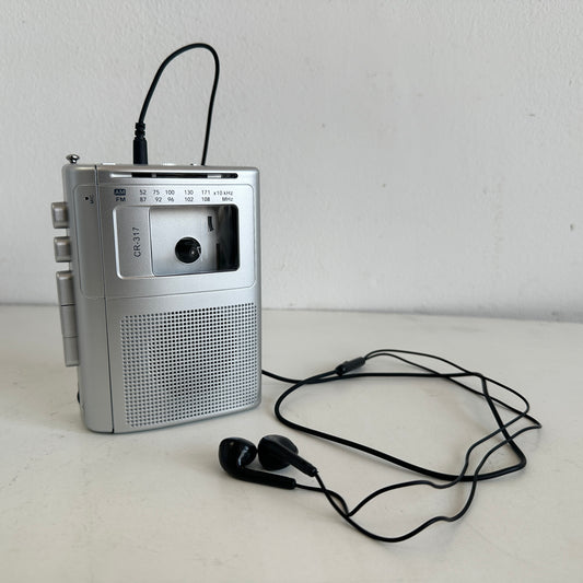 EL050 UNBRANDED SILVER WALKMAN WITH BLACK EARBUDS