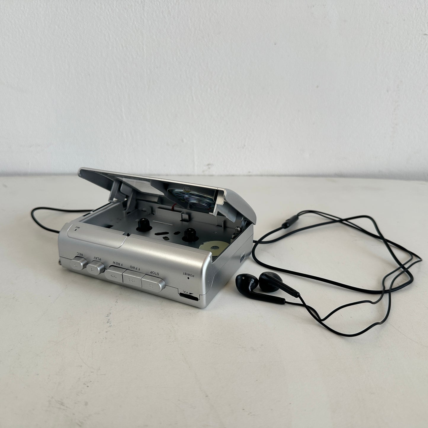EL050 UNBRANDED SILVER WALKMAN WITH BLACK EARBUDS