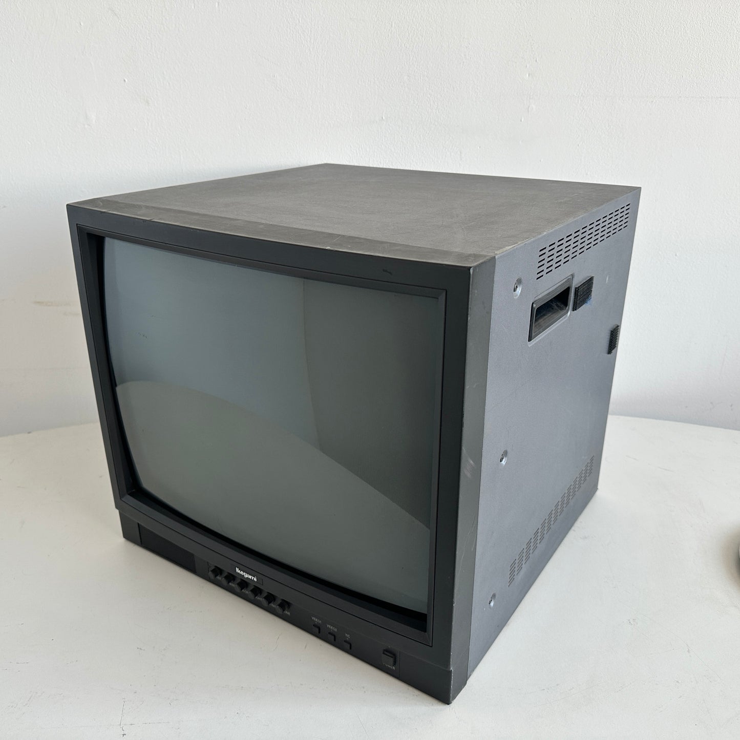 EL052 IKEGAMI LARGE CRT MONITOR