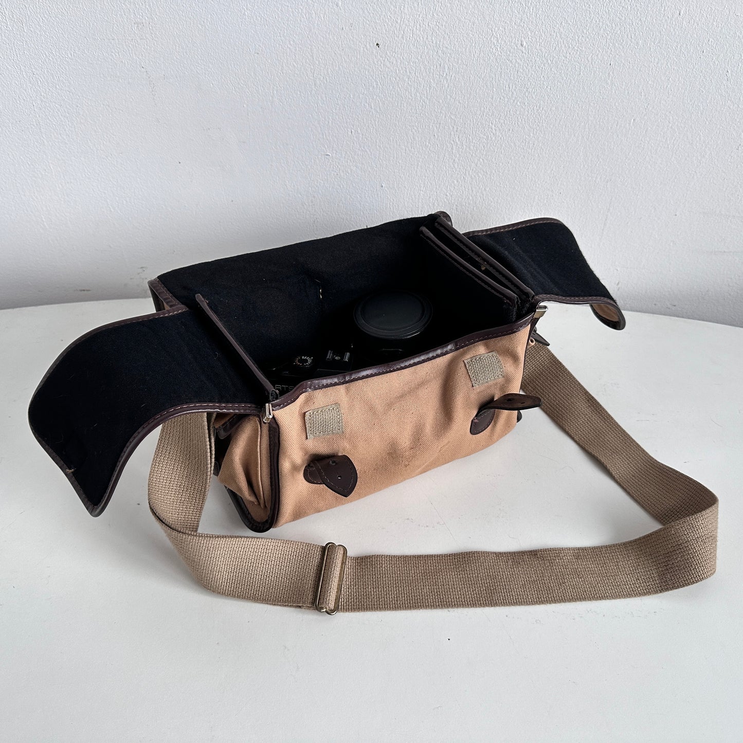EL056 NIKON TAN CAMERA BAG