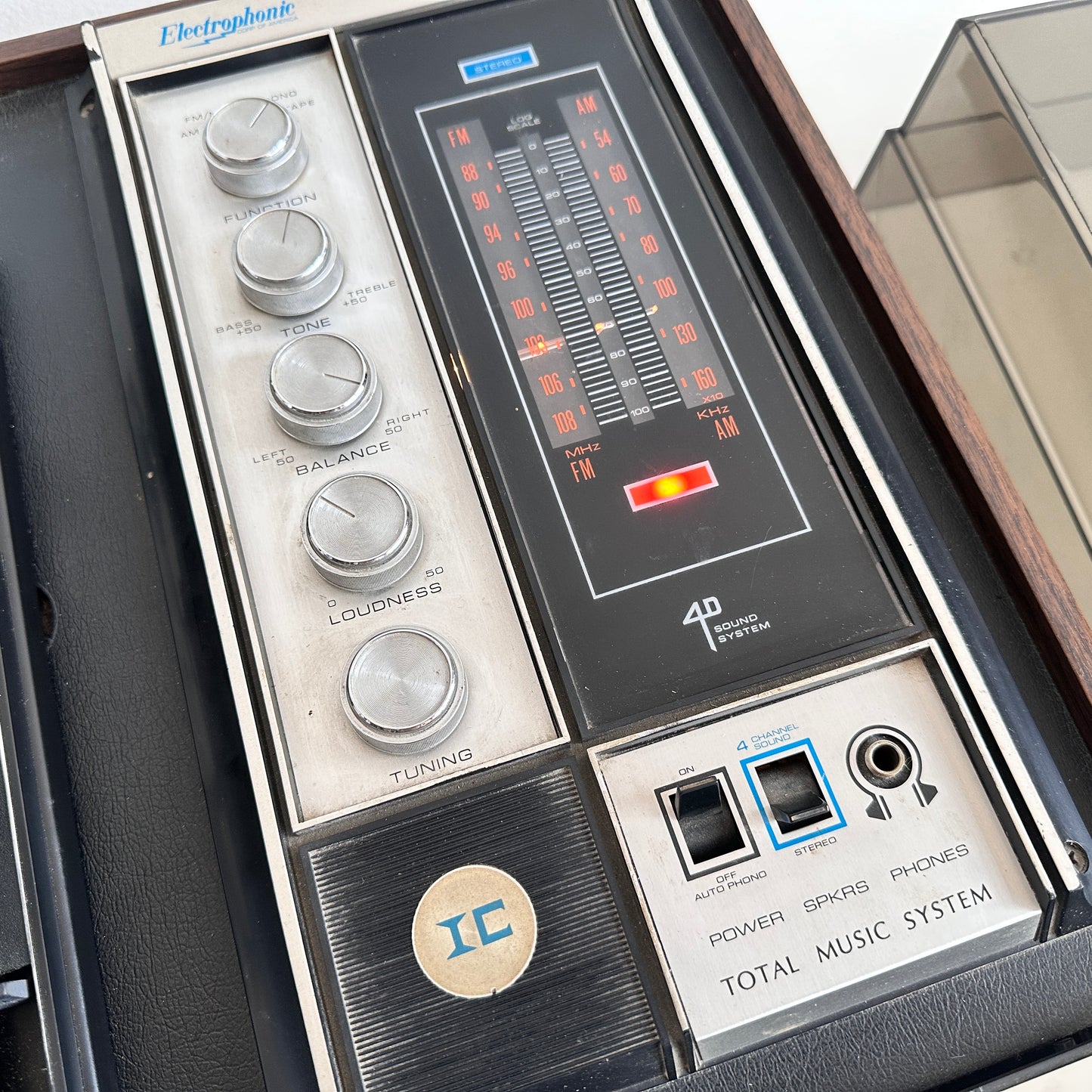 EL062 ELECTROPHONIC RECORD AND 8-TRACK PLAYER