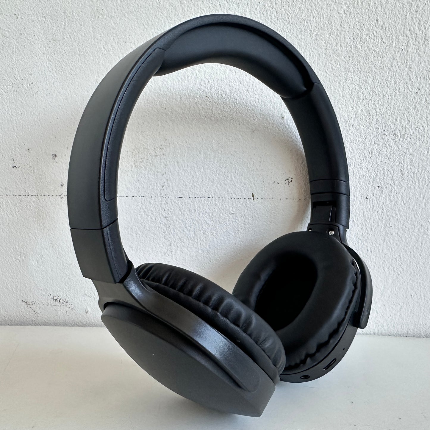 EL078 BLACK WIRELESS HEADPHONES