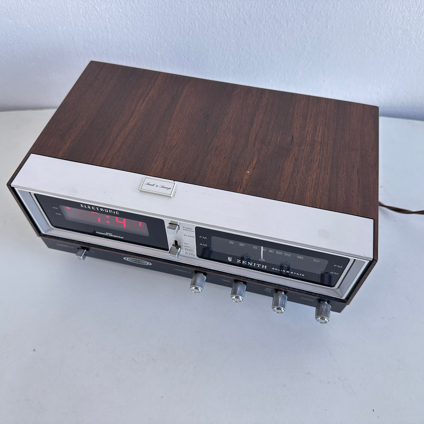 EL087 VINTAGE ZENITH ALARM / RADIO