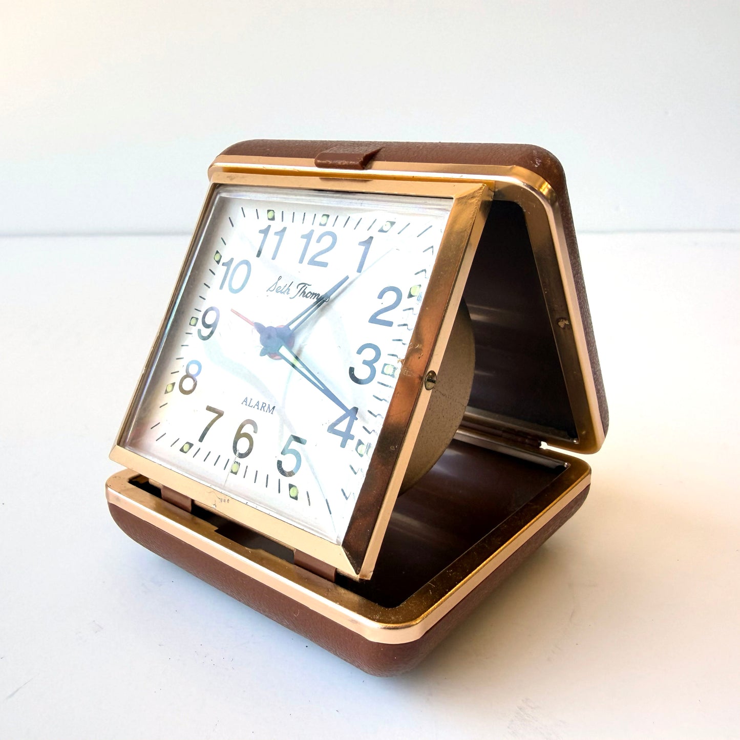 E102 BROWN PLASTIC AND BRASS FOLDING ALARM CLOCK