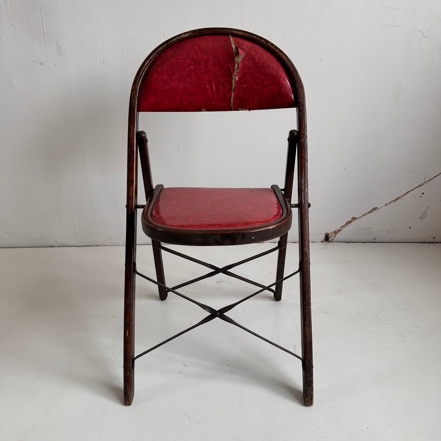 FC005 DISTRESSED RED VINYL & WOOD FOLDING CHAIR