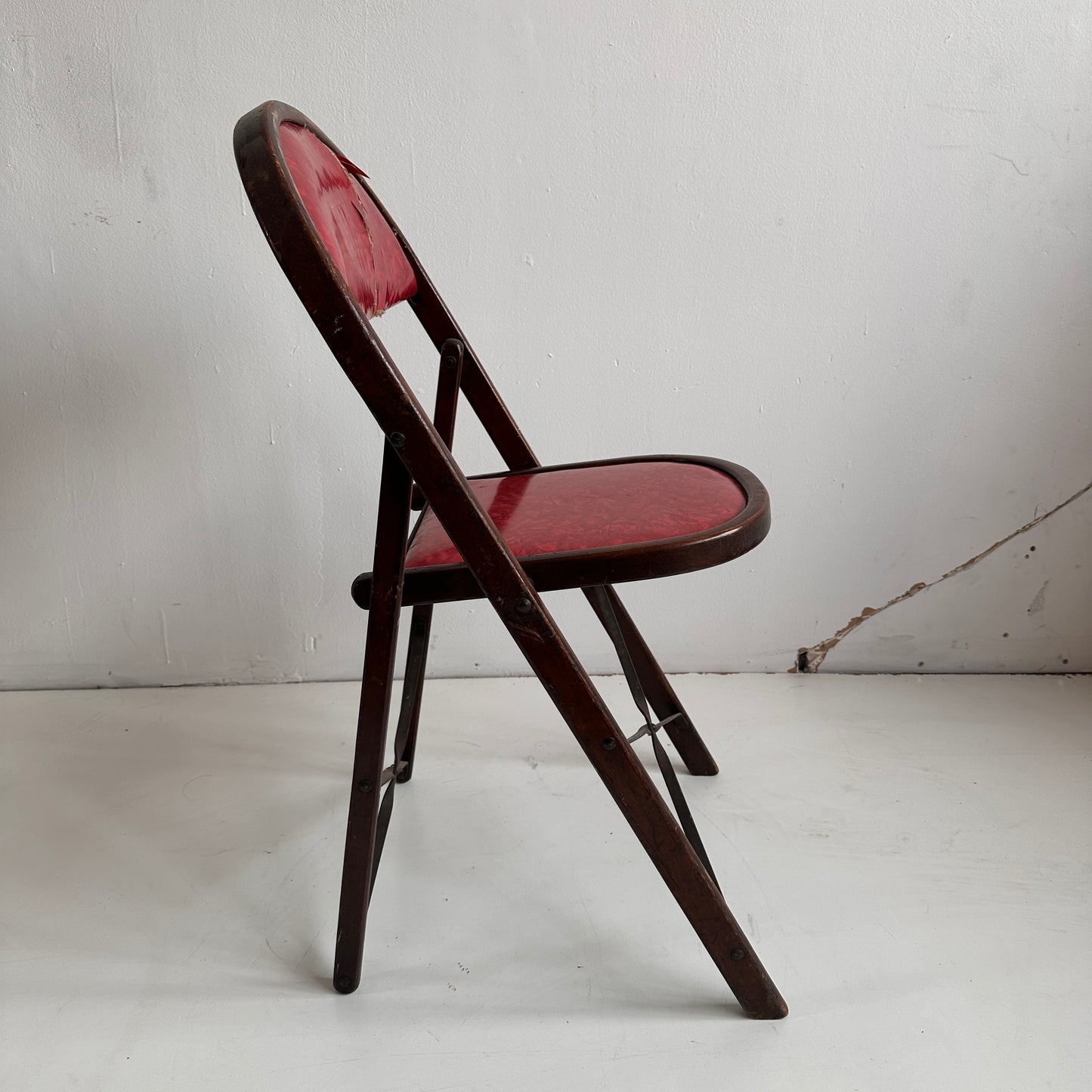 FC005 DISTRESSED RED VINYL & WOOD FOLDING CHAIR
