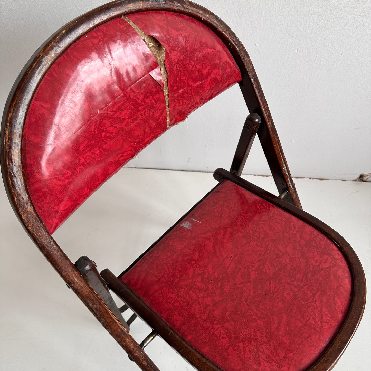 FC005 DISTRESSED RED VINYL & WOOD FOLDING CHAIR