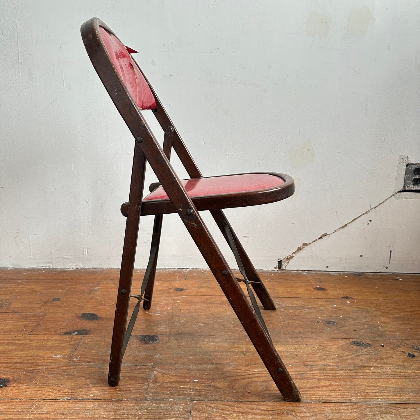 FC005 DISTRESSED RED VINYL & WOOD FOLDING CHAIR