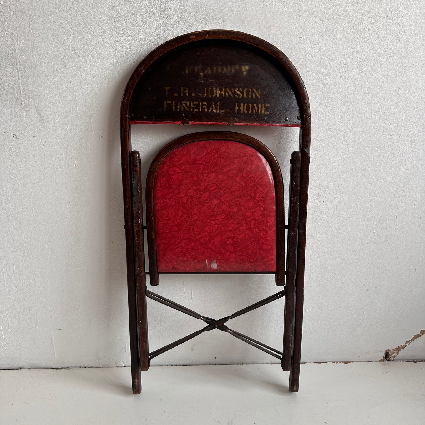 FC005 DISTRESSED RED VINYL & WOOD FOLDING CHAIR