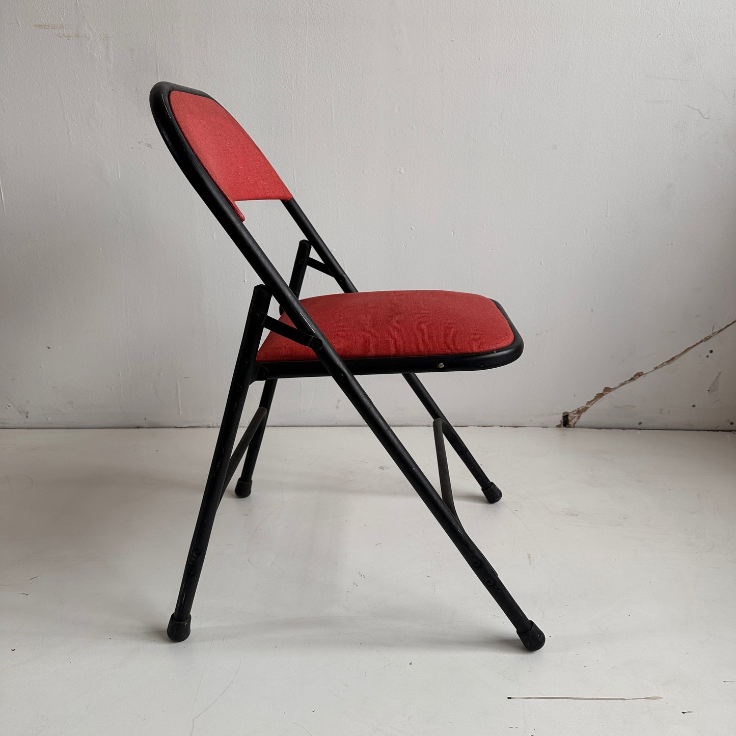 FC006 RED VINYL & BLACK METAL FOLDING CHAIRS