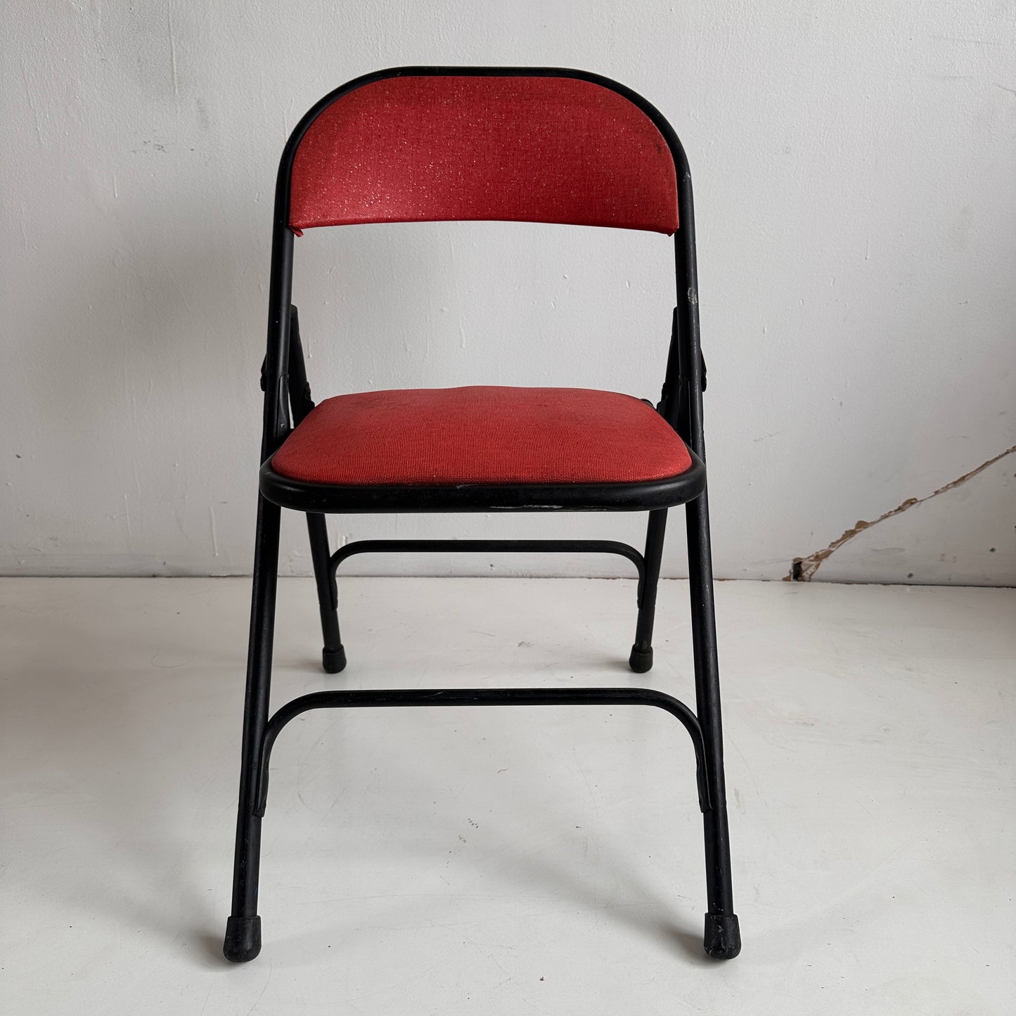 FC006 RED VINYL & BLACK METAL FOLDING CHAIRS