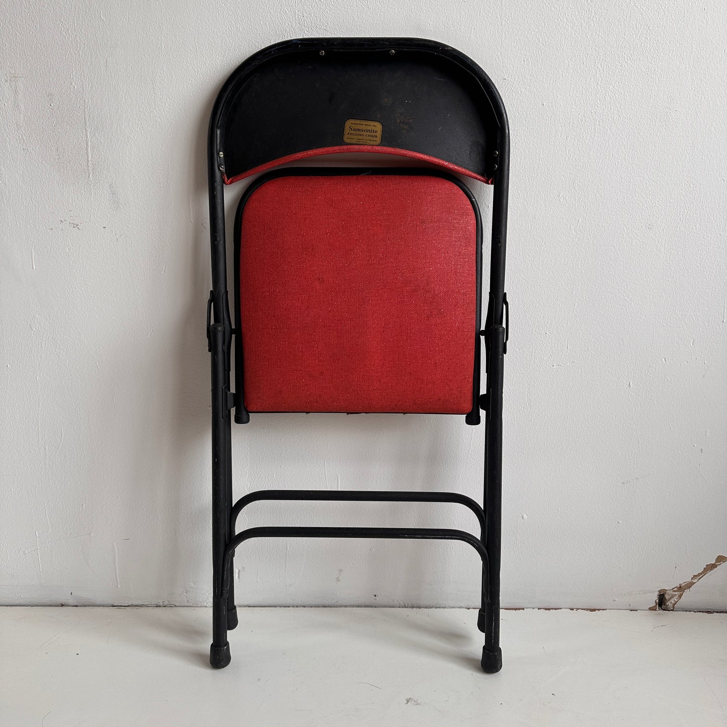 FC006 RED VINYL & BLACK METAL FOLDING CHAIRS