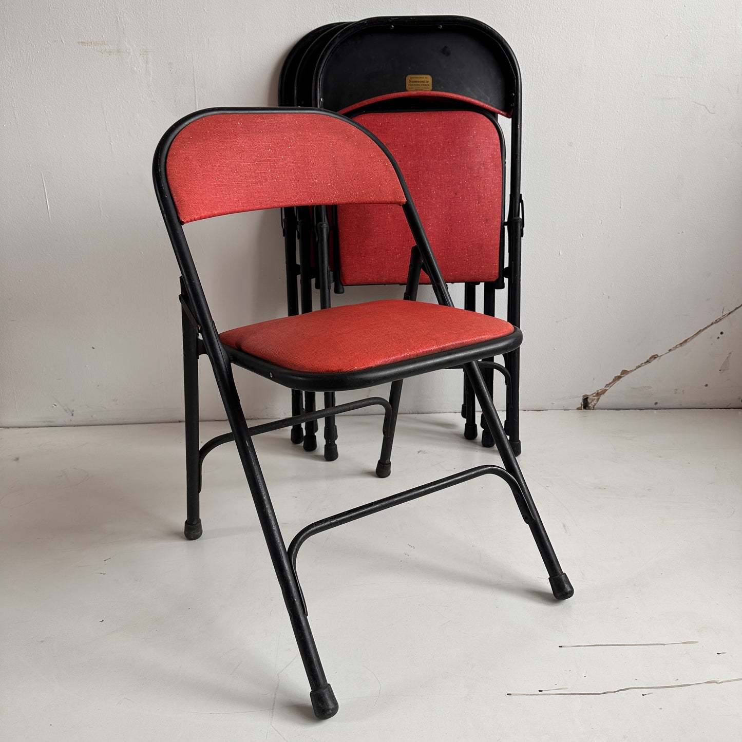FC006 RED VINYL & BLACK METAL FOLDING CHAIRS
