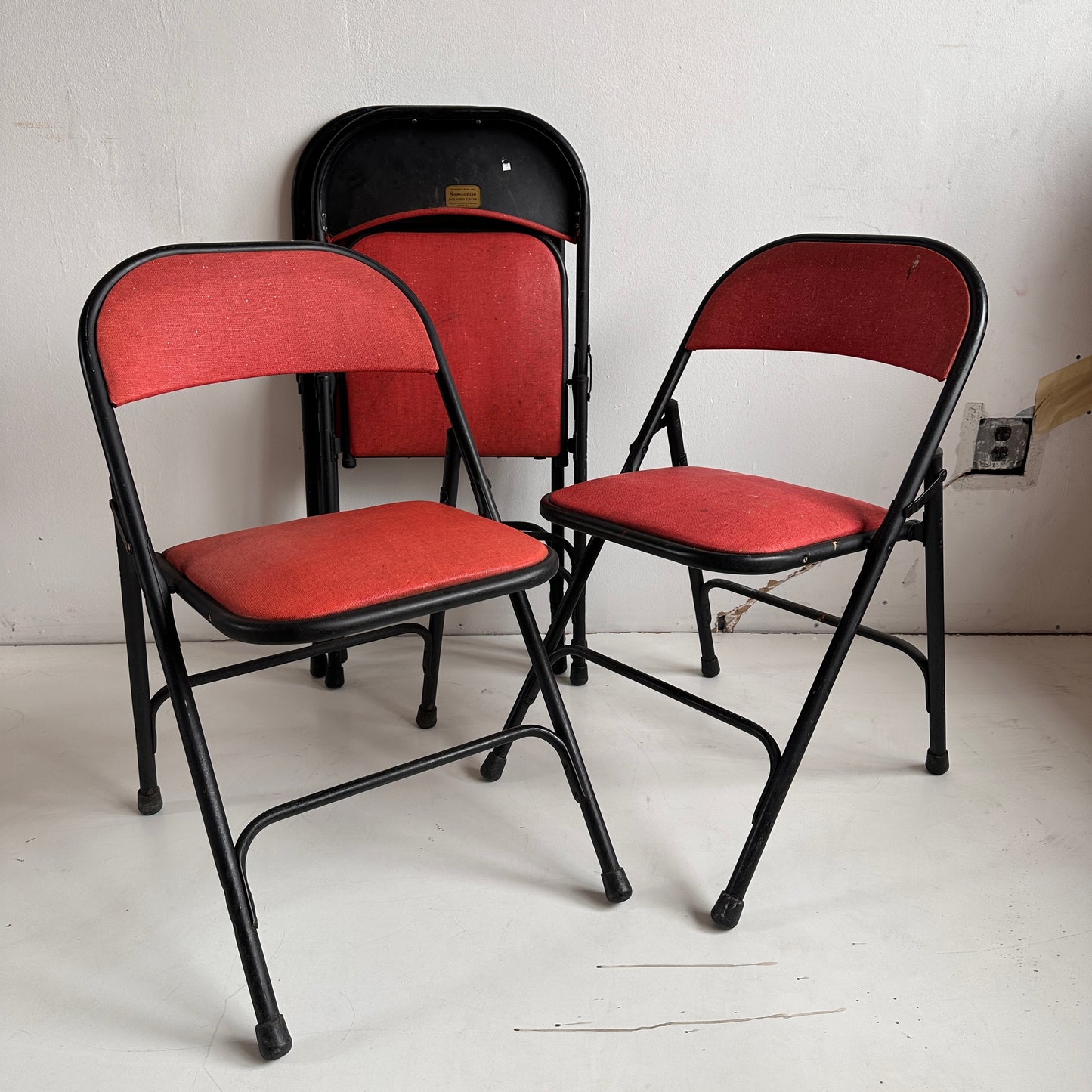 FC006 RED VINYL & BLACK METAL FOLDING CHAIRS