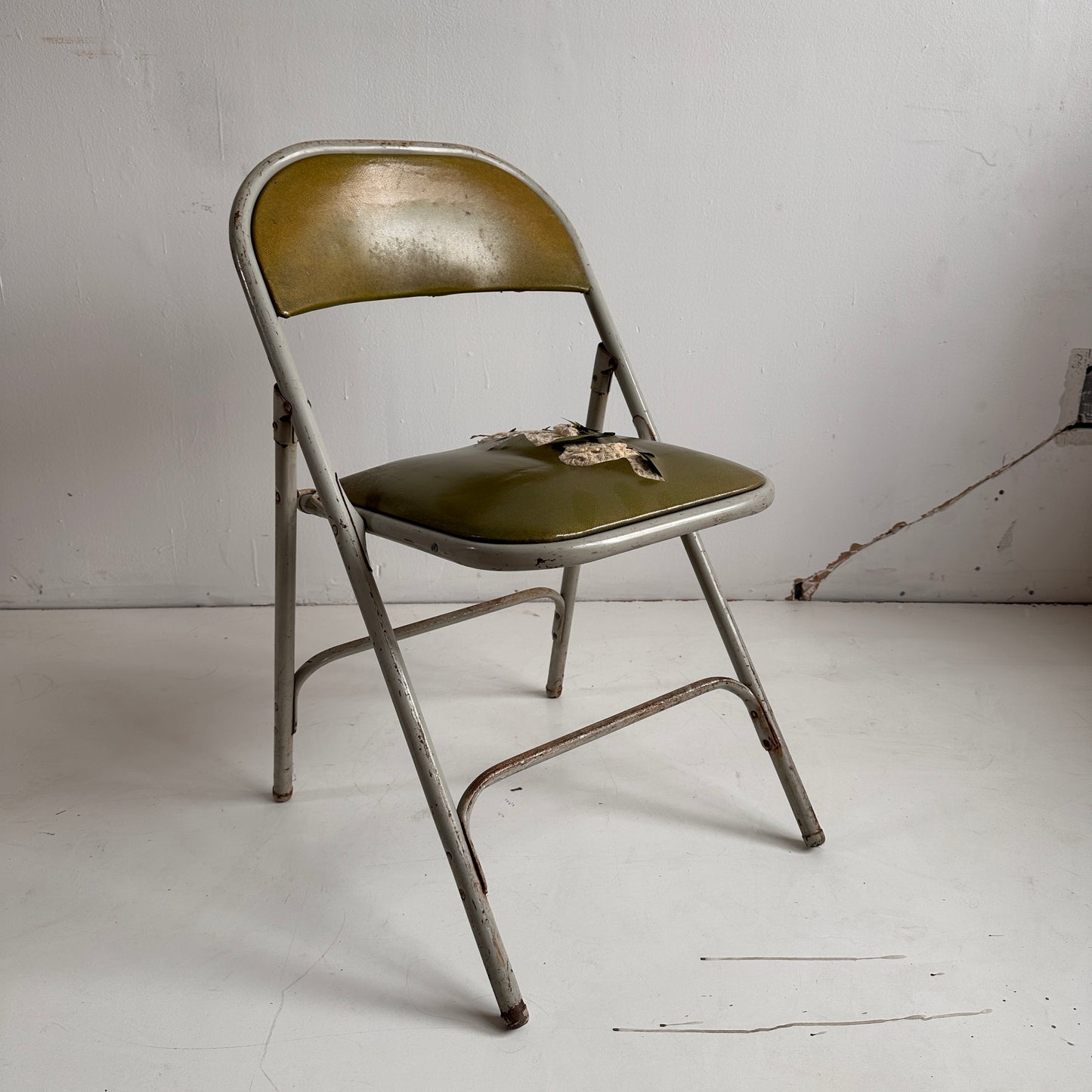 FC008 DISTRESSED GREEN VINYL GREY METAL FOLDING CHAIR
