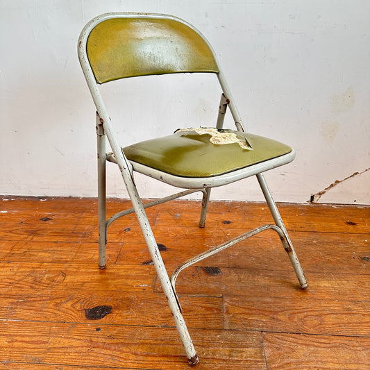 FC008 DISTRESSED GREEN VINYL GREY METAL FOLDING CHAIR