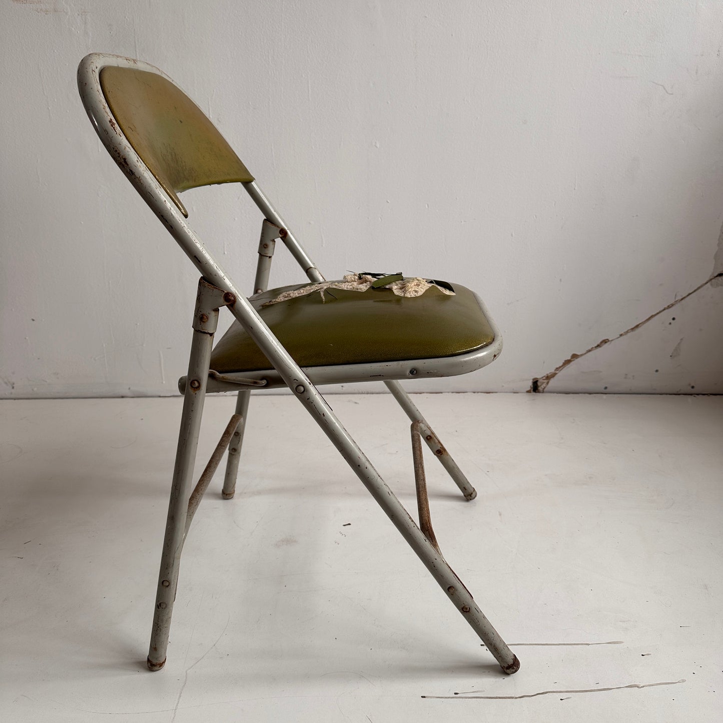 FC008 DISTRESSED GREEN VINYL GREY METAL FOLDING CHAIR