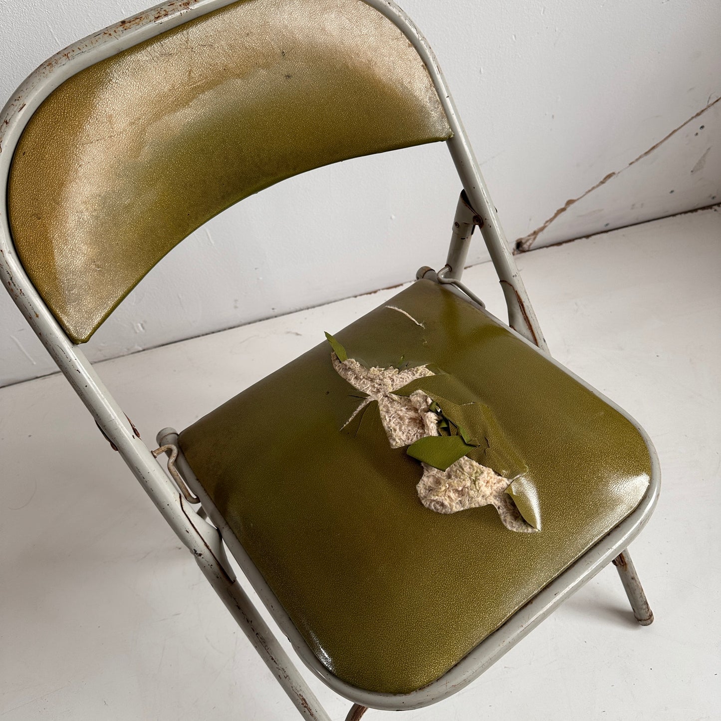 FC008 DISTRESSED GREEN VINYL GREY METAL FOLDING CHAIR