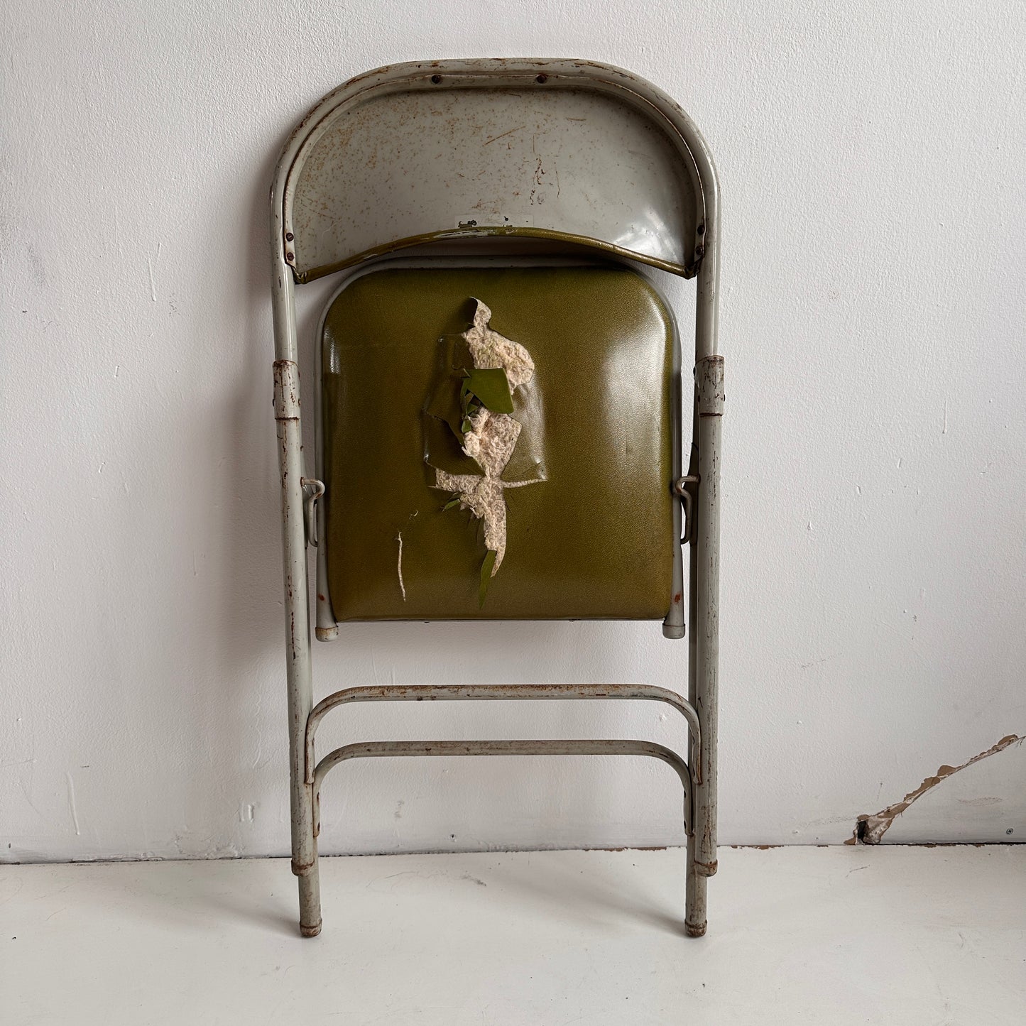 FC008 DISTRESSED GREEN VINYL GREY METAL FOLDING CHAIR