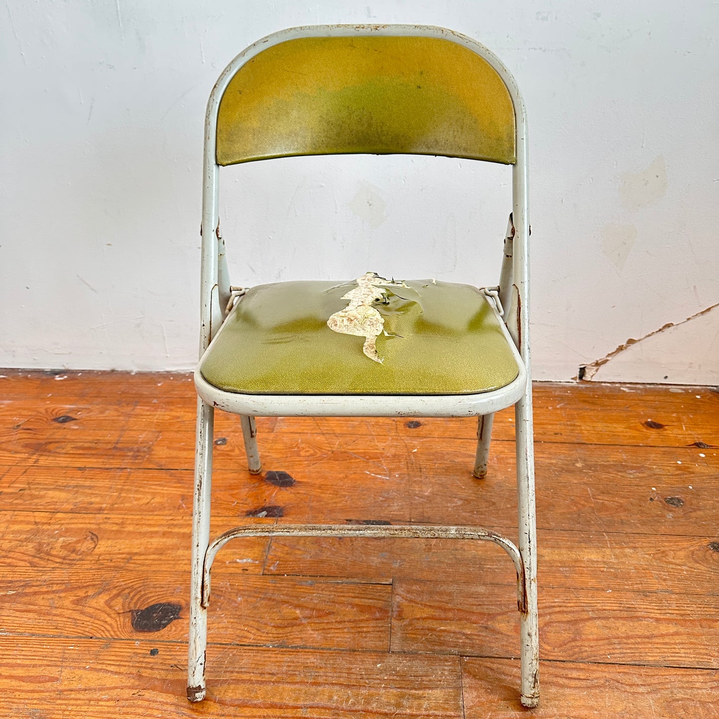 FC008 DISTRESSED GREEN VINYL GREY METAL FOLDING CHAIR