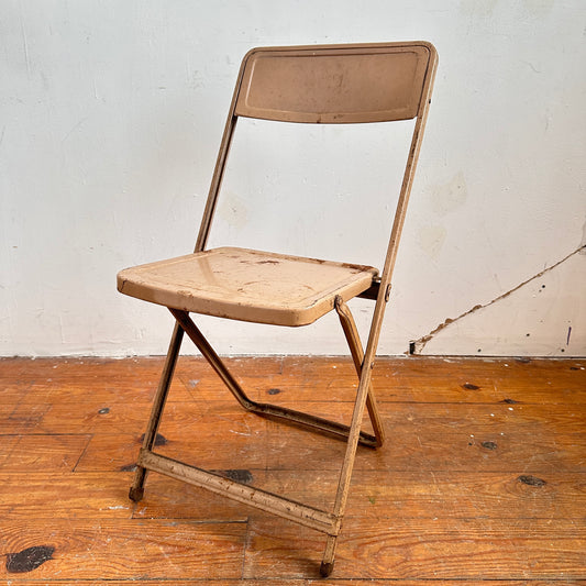 FC010 DISTRESSED TAN METAL FOLDING CHAIR