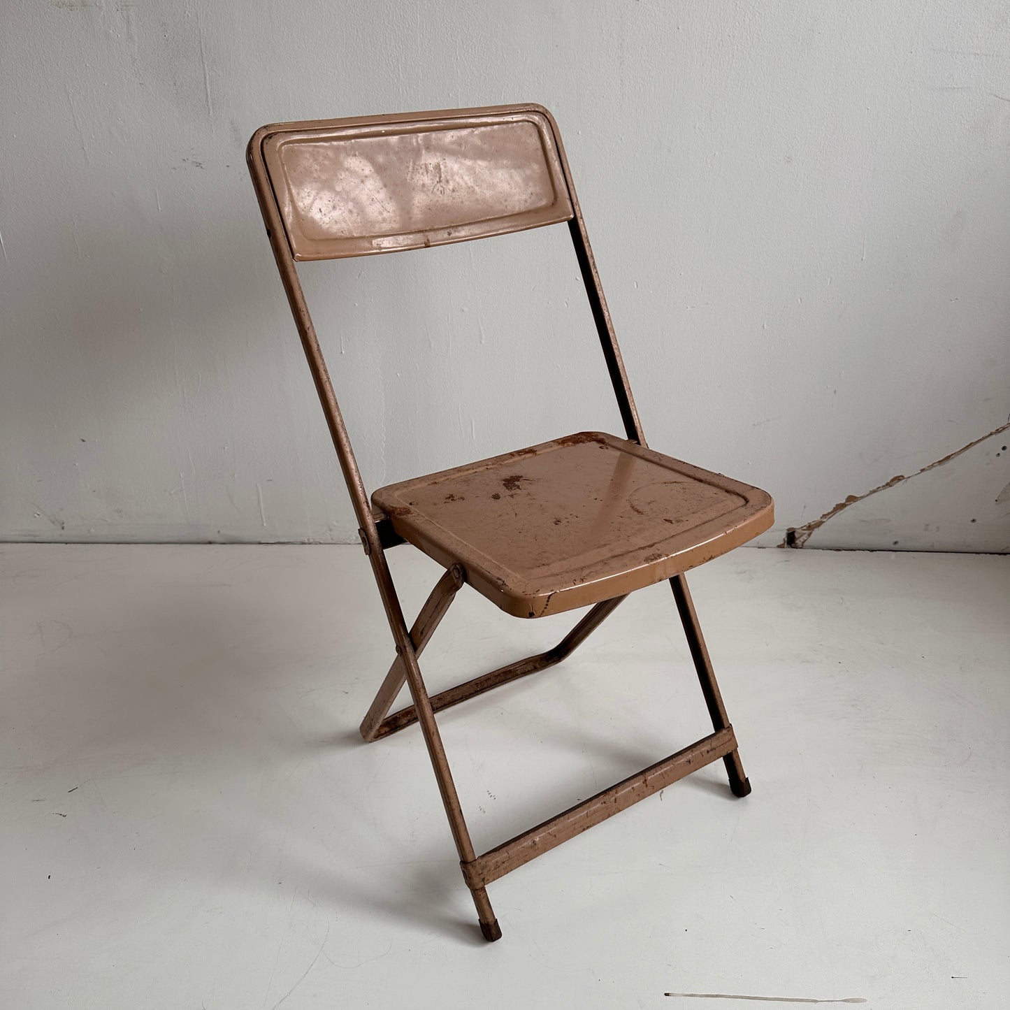 FC010 DISTRESSED TAN METAL FOLDING CHAIR