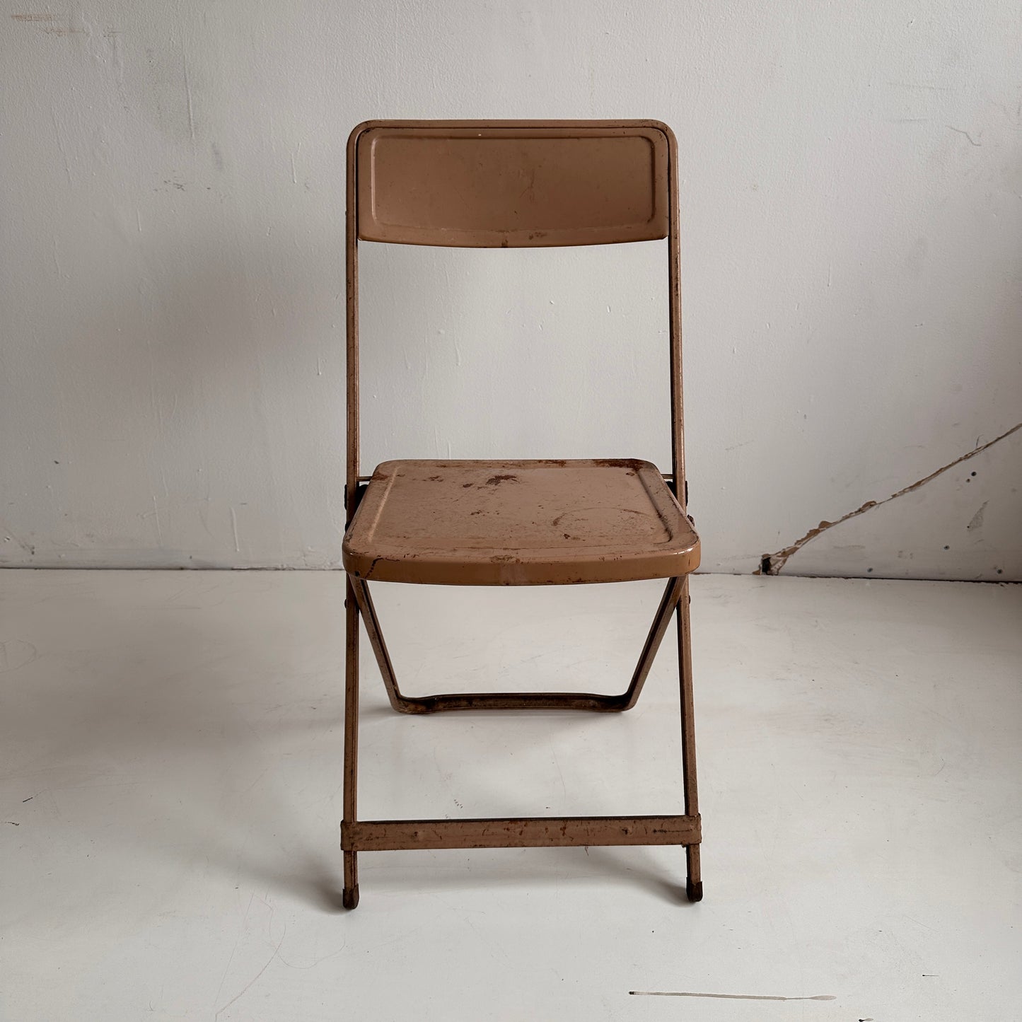 FC010 DISTRESSED TAN METAL FOLDING CHAIR