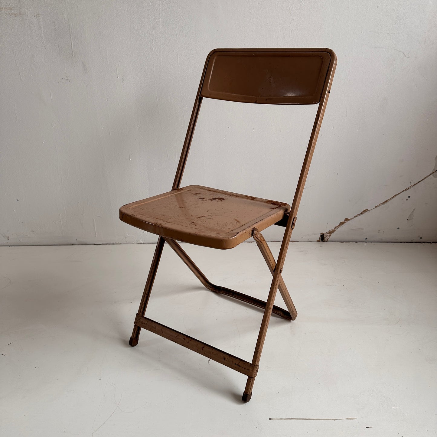 FC010 DISTRESSED TAN METAL FOLDING CHAIR