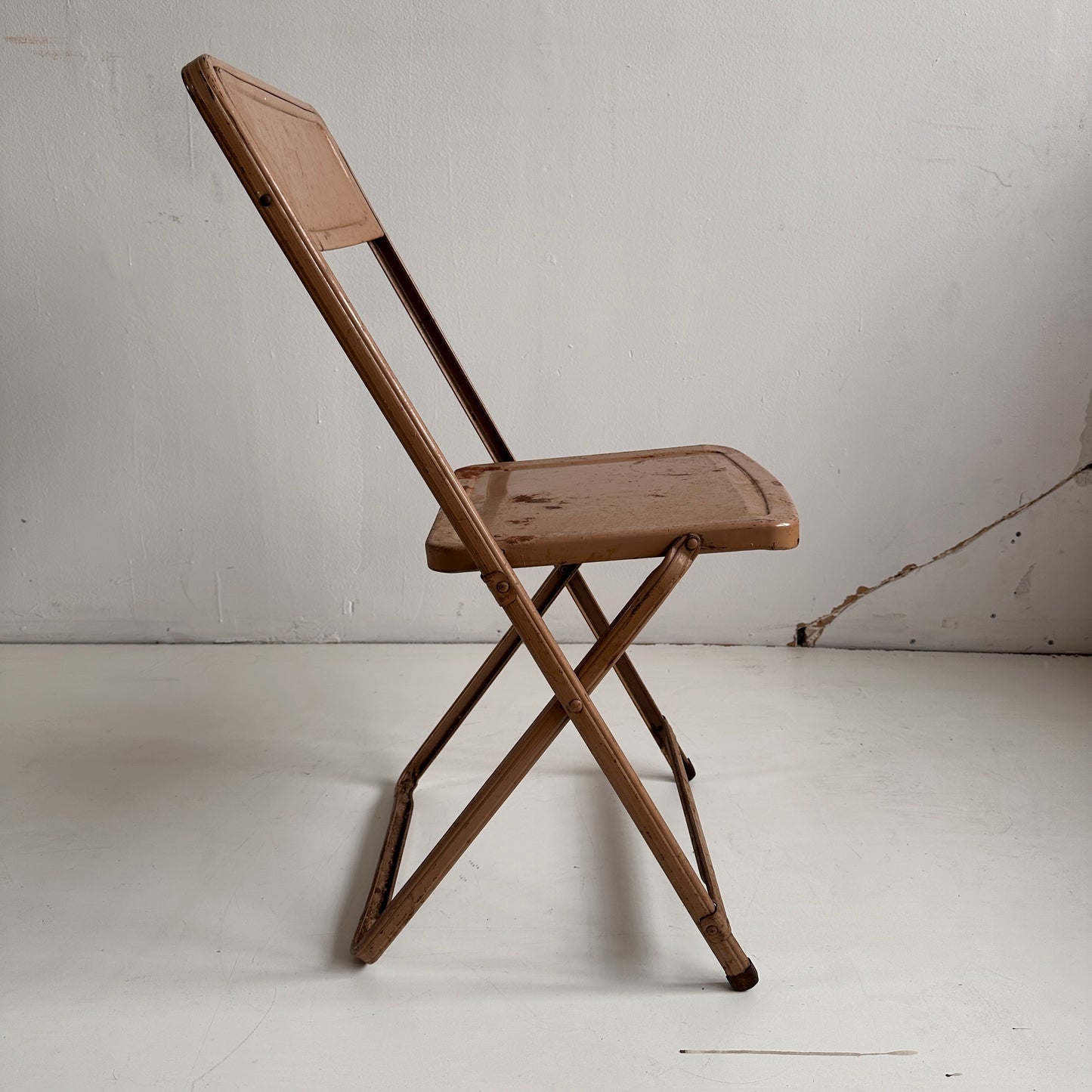 FC010 DISTRESSED TAN METAL FOLDING CHAIR