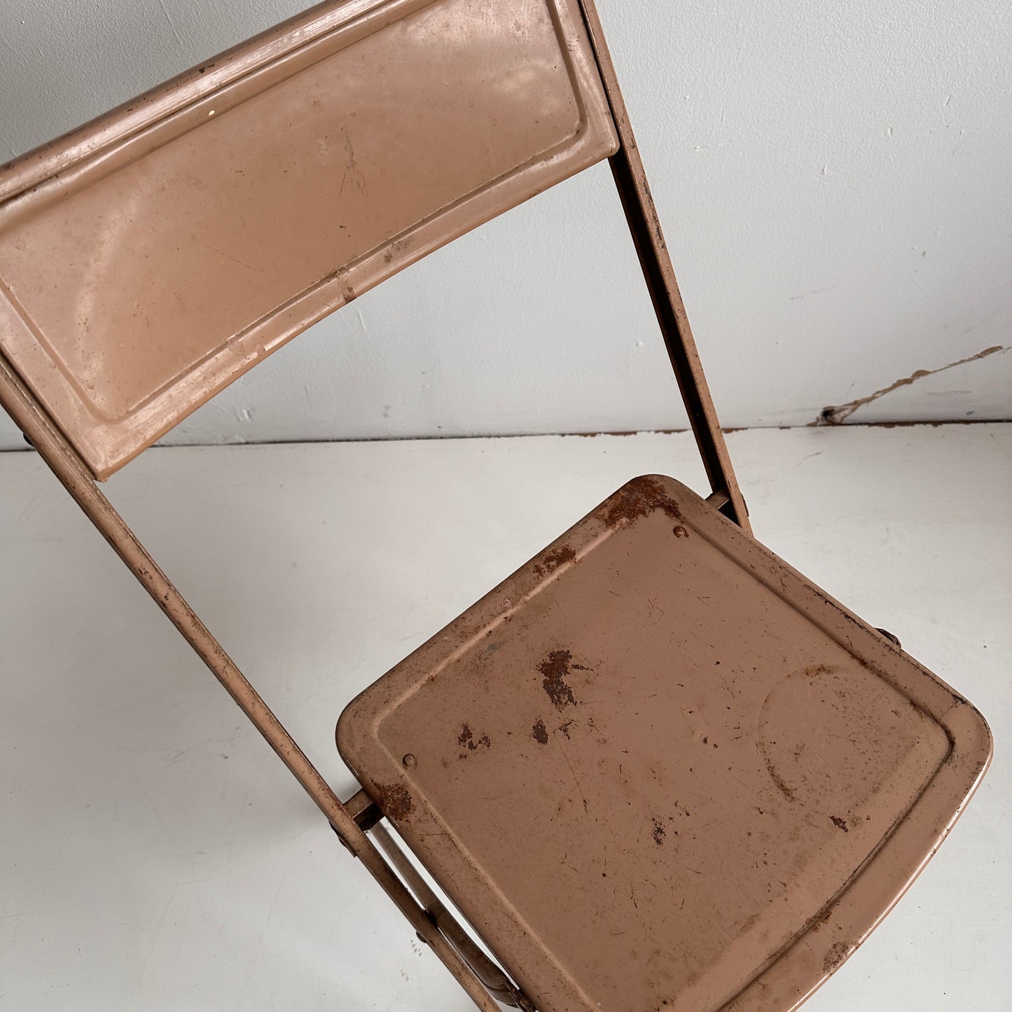 FC010 DISTRESSED TAN METAL FOLDING CHAIR