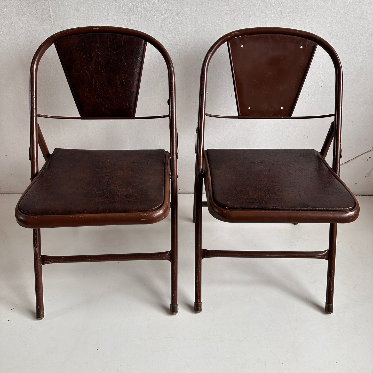FC011 BROWN VINYL AND METAL FOLDING CHAIRS