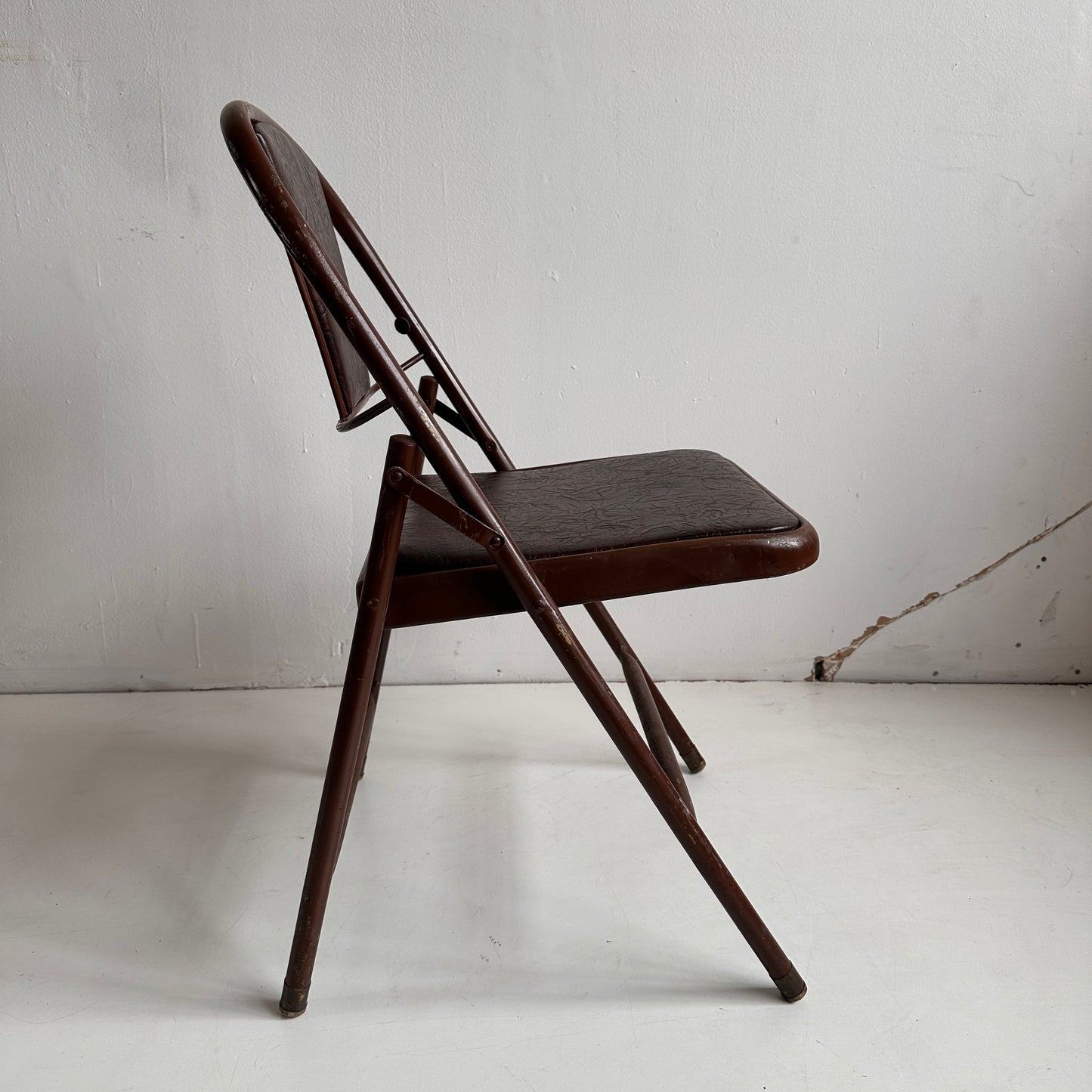 FC011 BROWN VINYL AND METAL FOLDING CHAIRS