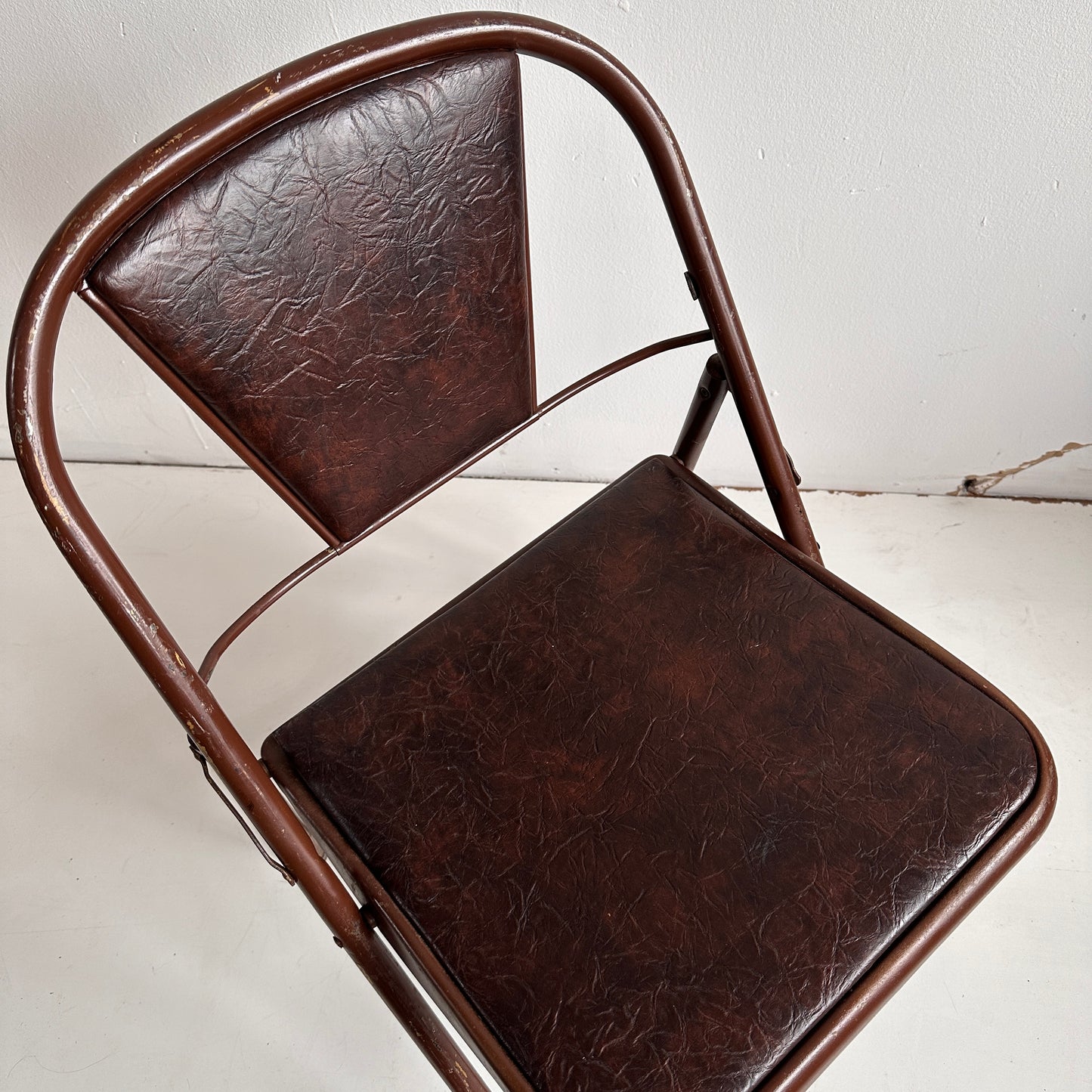 FC011 BROWN VINYL AND METAL FOLDING CHAIRS
