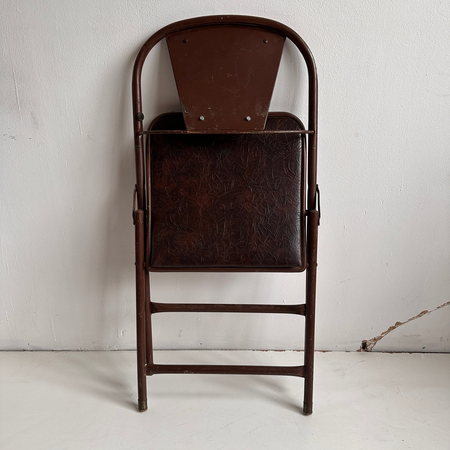 FC011 BROWN VINYL AND METAL FOLDING CHAIRS