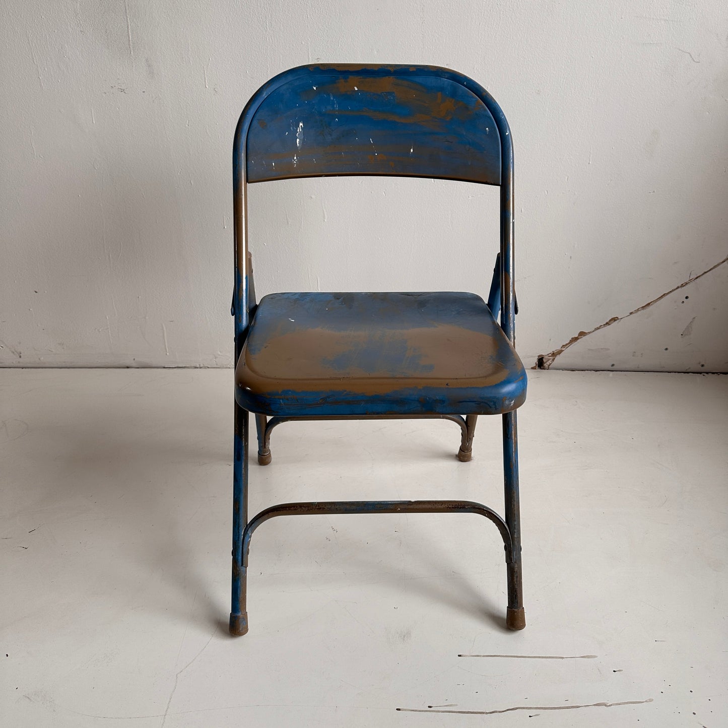 FC012 TAN WITH BLUE SMEAR METAL FOLDING CHAIR
