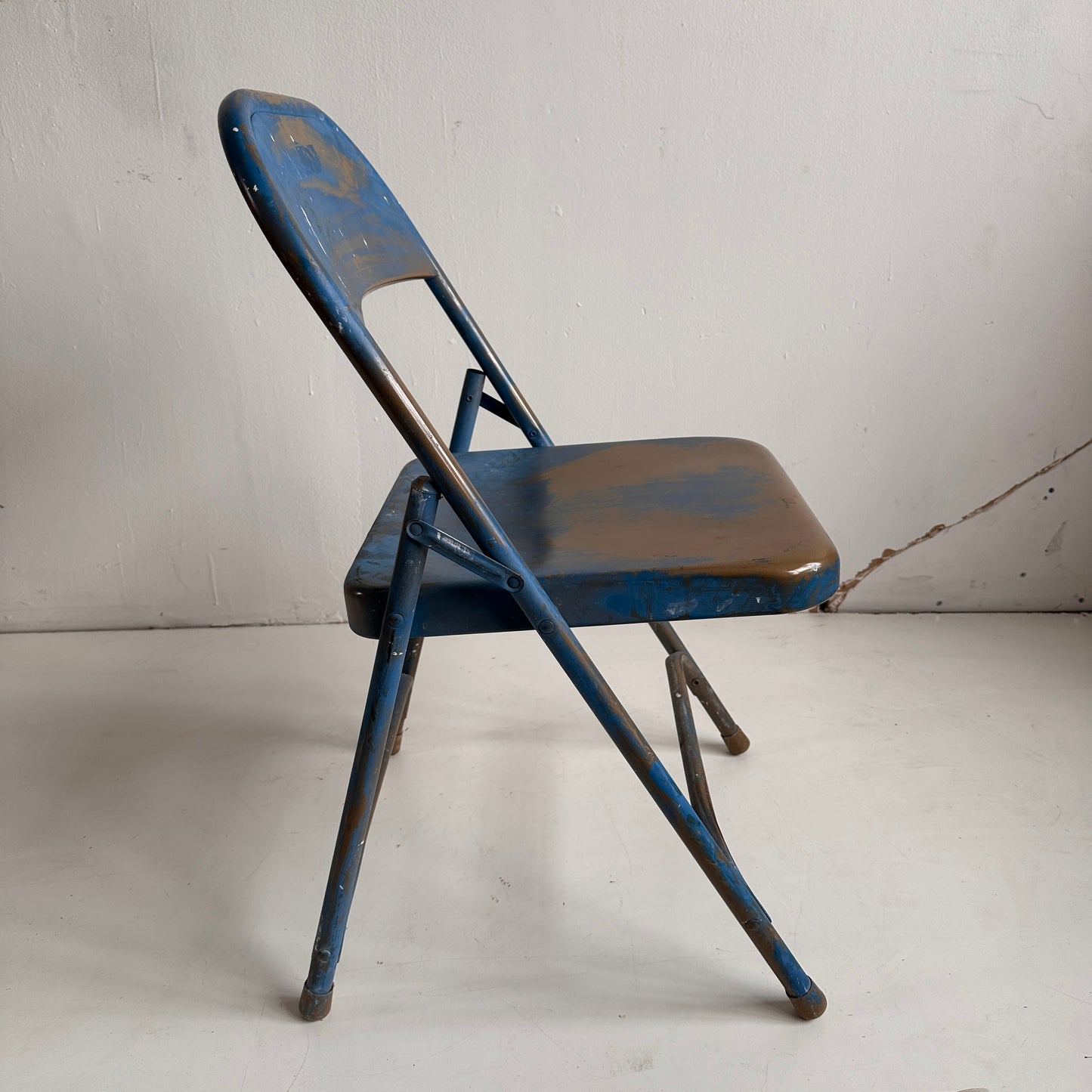 FC012 TAN WITH BLUE SMEAR METAL FOLDING CHAIR