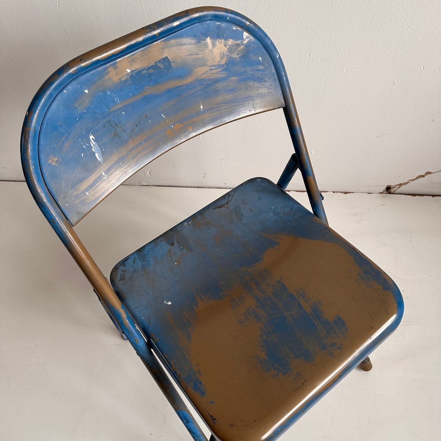 FC012 TAN WITH BLUE SMEAR METAL FOLDING CHAIR