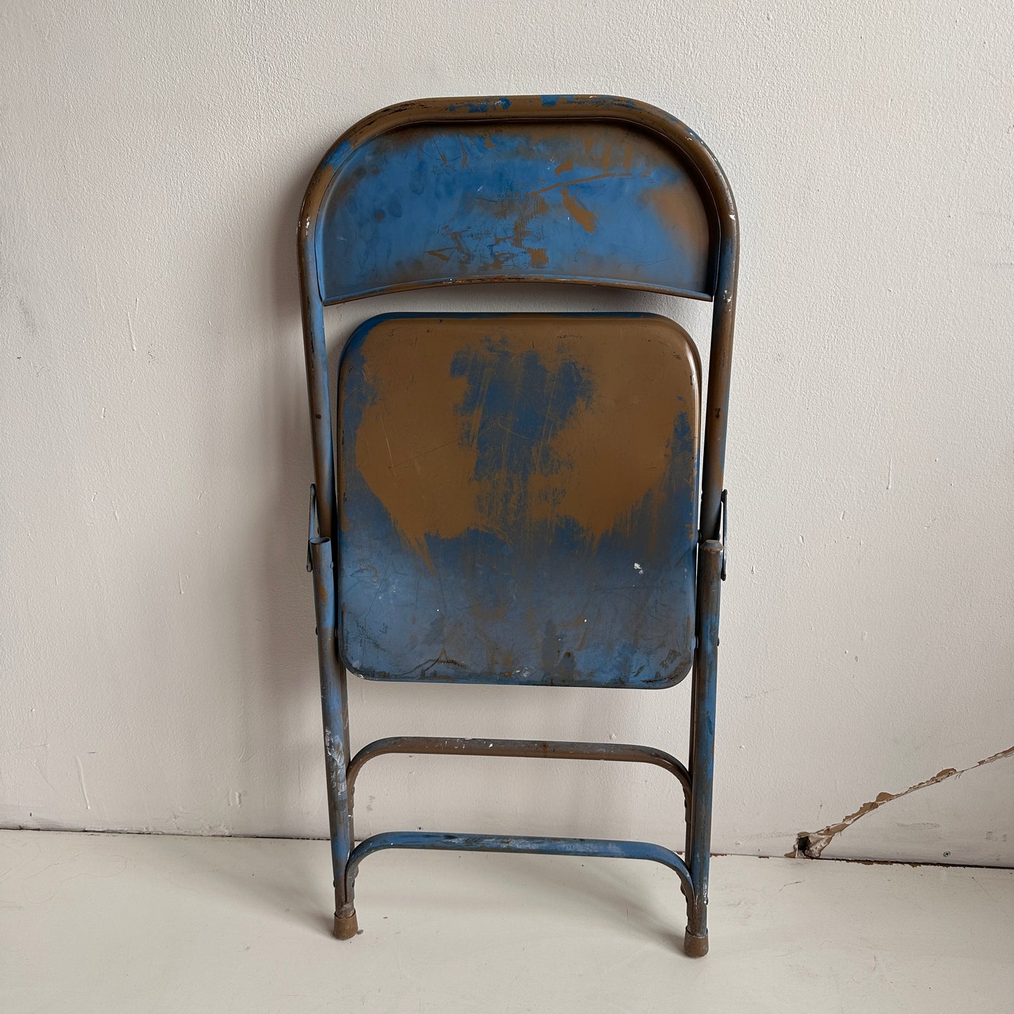 FC012 TAN WITH BLUE SMEAR METAL FOLDING CHAIR