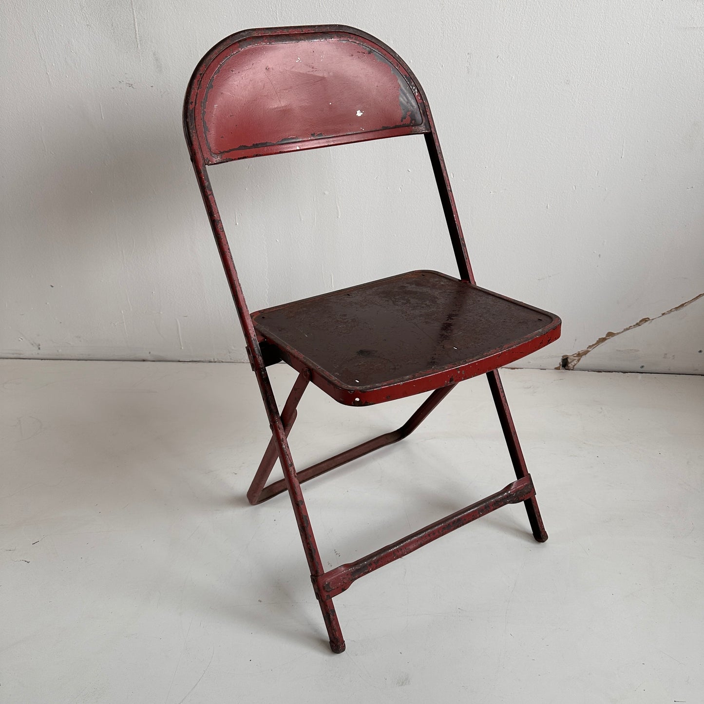 FC013 DISTRESSED RED METAL FOLDING CHAIR