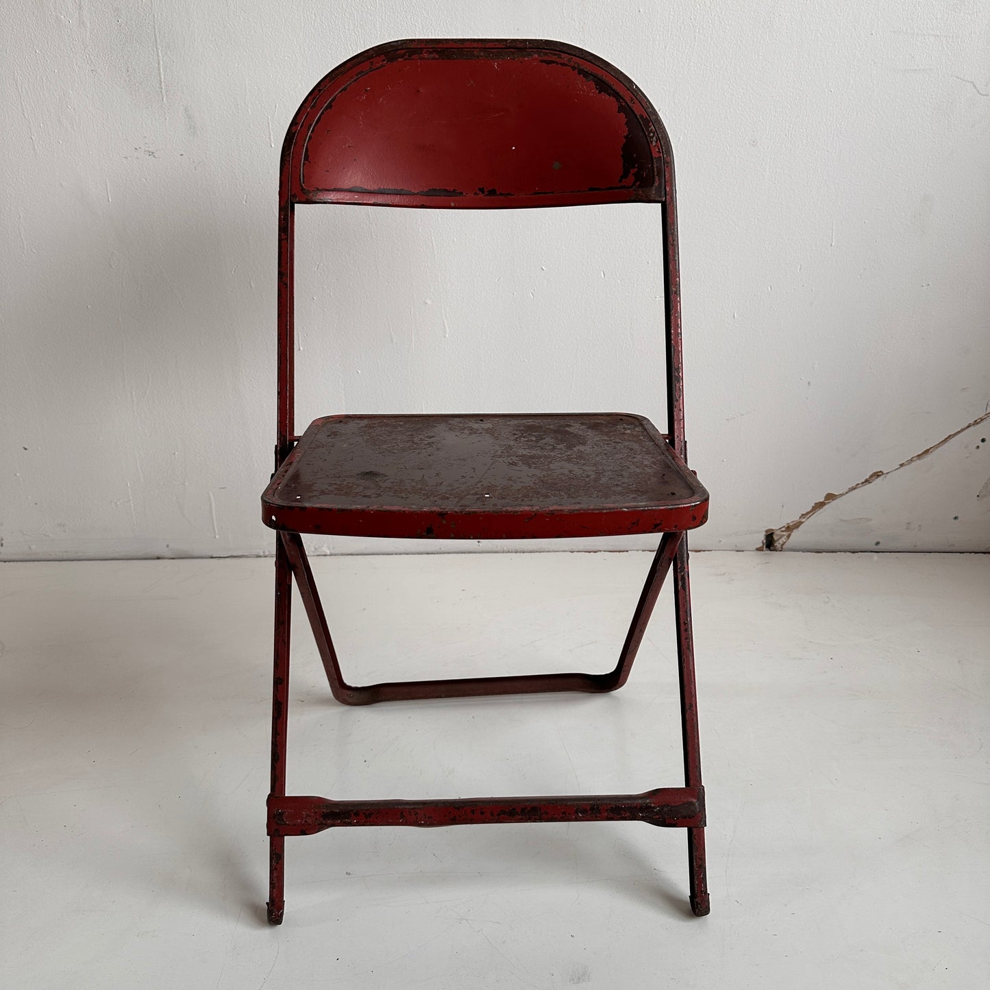 FC013 DISTRESSED RED METAL FOLDING CHAIR